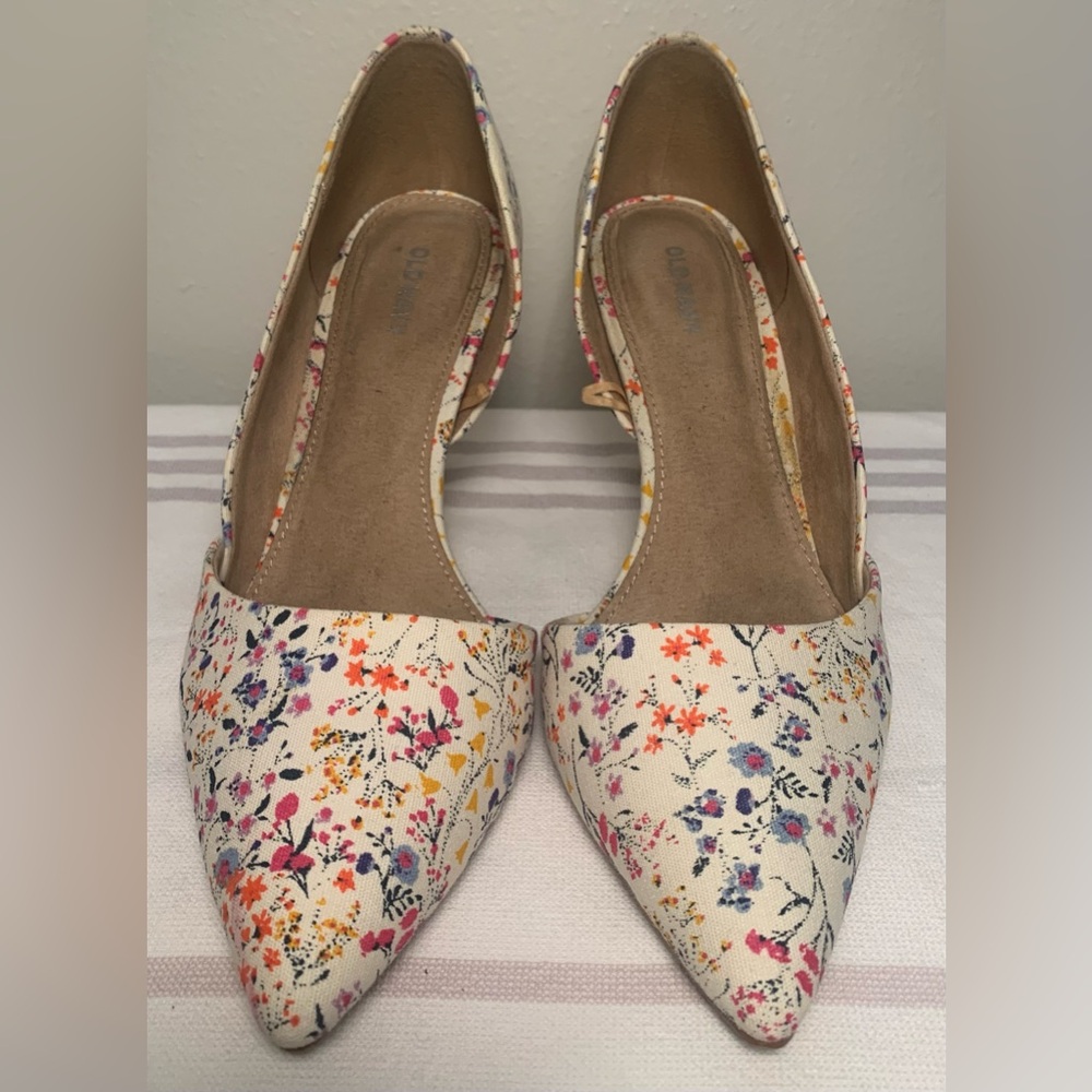 Beautiful cream and colorful flower heels size 8.